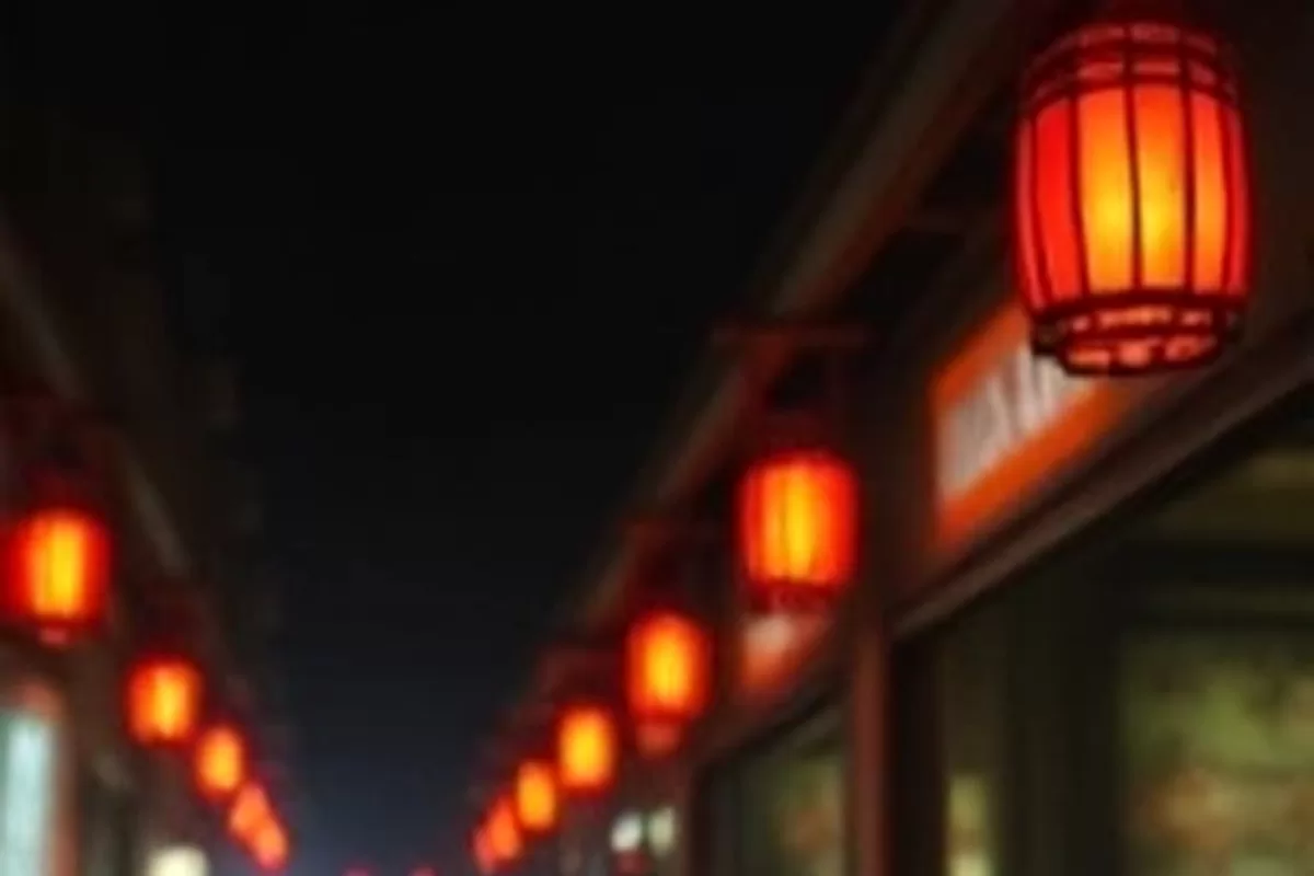 夜色中的海边渡口码头，一艘小船停在栈桥尽头