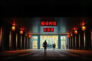 南方小镇被风吹动的晾衣绳，剧情片南风过境画面