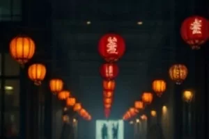 雾气笼罩的港口邮筒特写，电影雾港来信画面